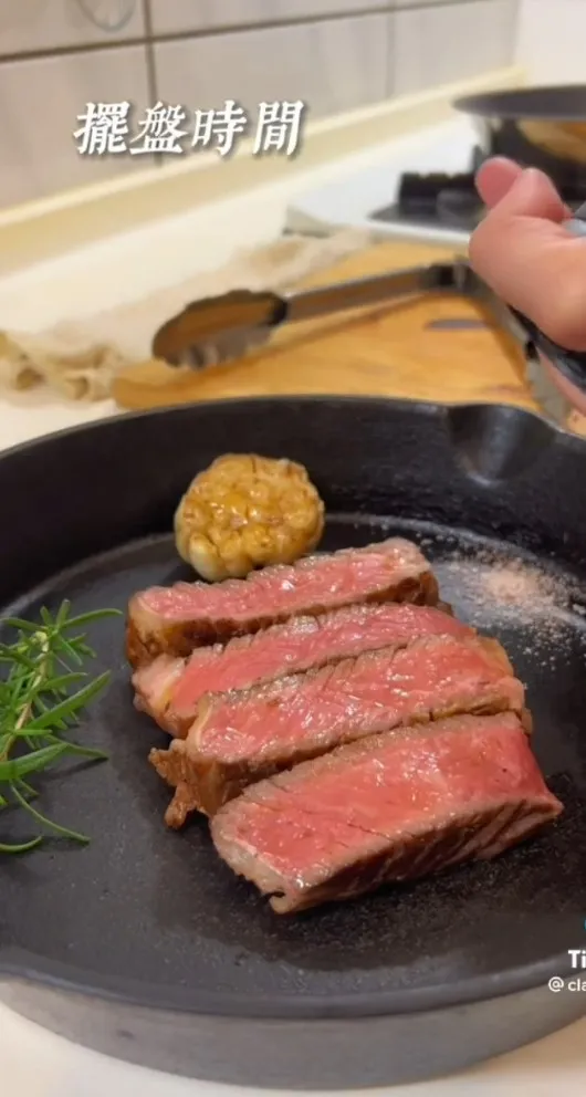 煎好後放置約5分鐘，才能鎖住肉汁。TikTok@clauren05 / IG：cn__ie 提供