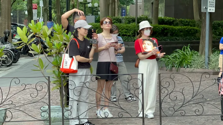 近50位粉絲拿著張學友的專輯，移動到文華東方酒店車道口等候歌神現身。特勤中心攝