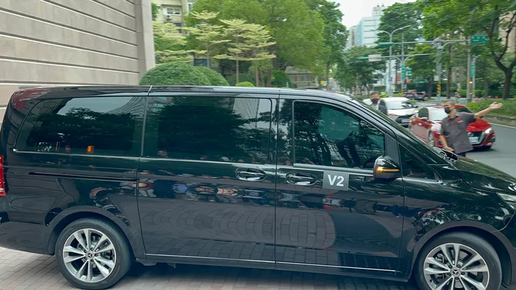 張學友的4輛賓士保母車隊，相較前幾場演唱會，晚了1個多小時才離開飯店，他在車內親切跟粉絲們揮手寵粉。特勤中心攝