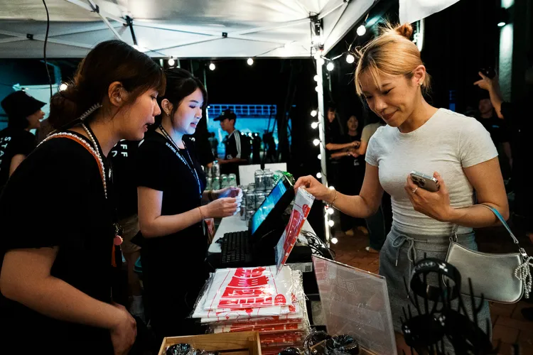 2024金曲國語作業簿特別加碼製作手環及毛巾等周邊商品買氣熱絡。高流提供