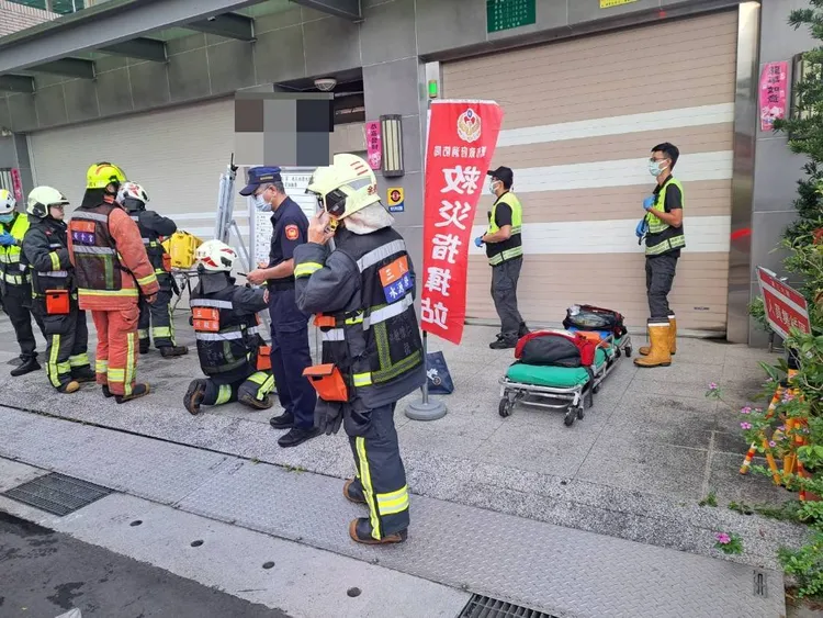 消防人員到場疏散民眾。消防局提供