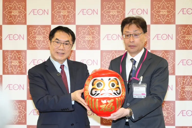 市長和永旺九州中川社長一起為達摩點上眼睛。市府提供