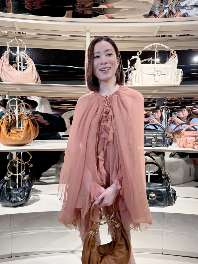 佘詩曼換上2024秋冬秀款的雪紡連衣裙。劉旻君攝
