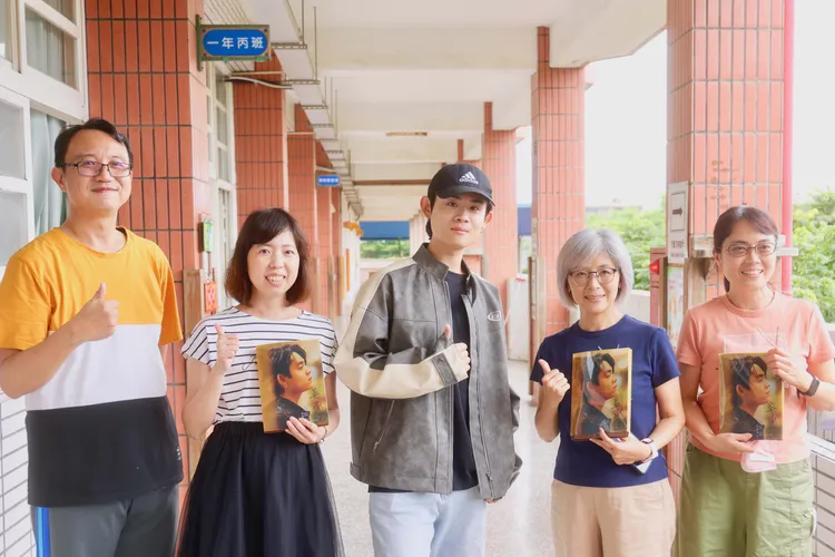 吳胤呈回到母校拍mv。尚時代文創娛樂提供