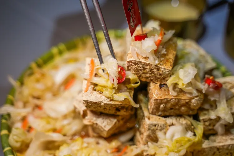 將泡菜塞入臭豆腐中一起享用，是最道地的吃法。田欣雲攝