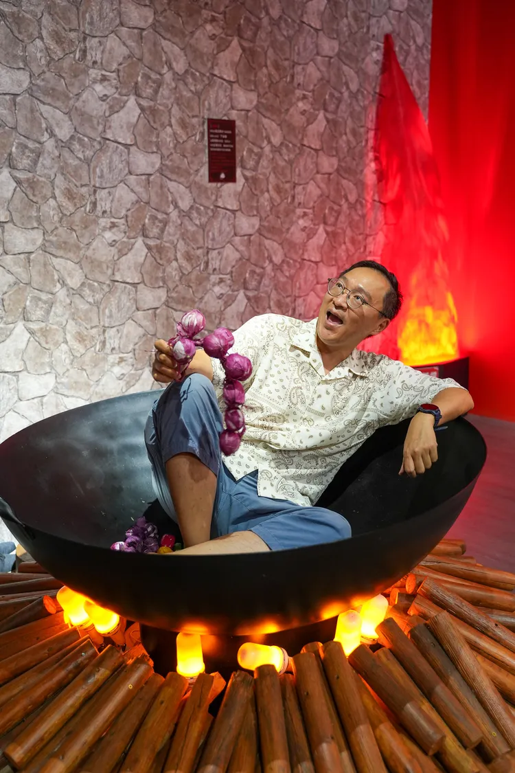 能容下一人入座的意象大油鍋。田欣雲攝