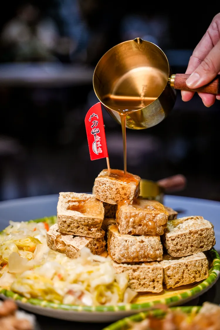 「四層至尊刀磚」臭豆腐（300元），份量是小份刀山派臭豆腐（3塊，60元）的好幾倍。田欣雲攝