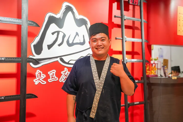 刀山臭豆腐老闆阿耀延續一甲子好滋味。田欣雲攝