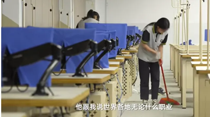 主辦單位找到姜萍時，她正在打掃環境。翻攝微博/阿里巴巴全球數學競賽