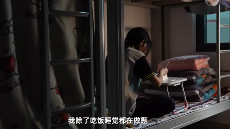 宿舍是姜萍的「書房」；床鋪的迷你小桌是姜萍的「書桌」。翻攝微博/阿里巴巴全球數學競賽