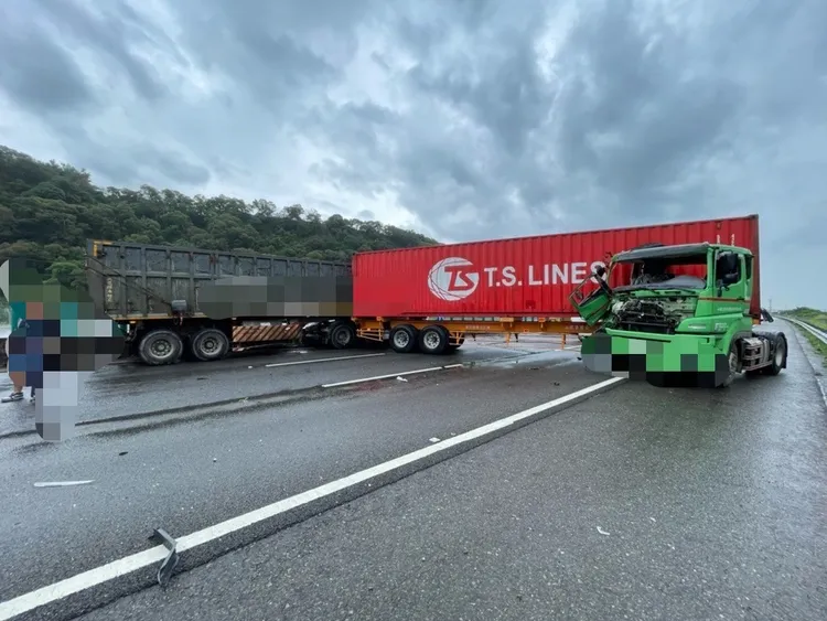 這起事故造成國4西向5K處全面封閉，車輛回堵約4公里。民眾提供