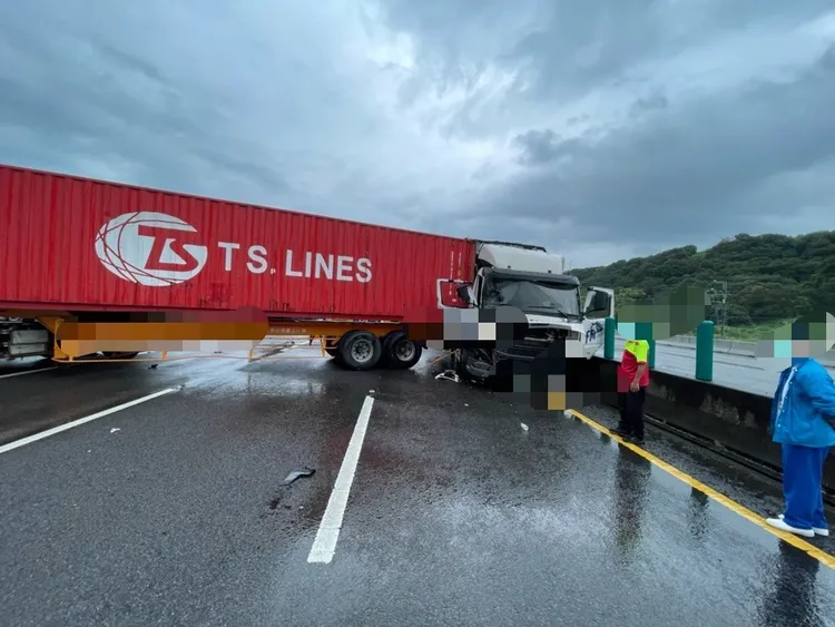 貨櫃車阻斷國4西向交通。民眾提供