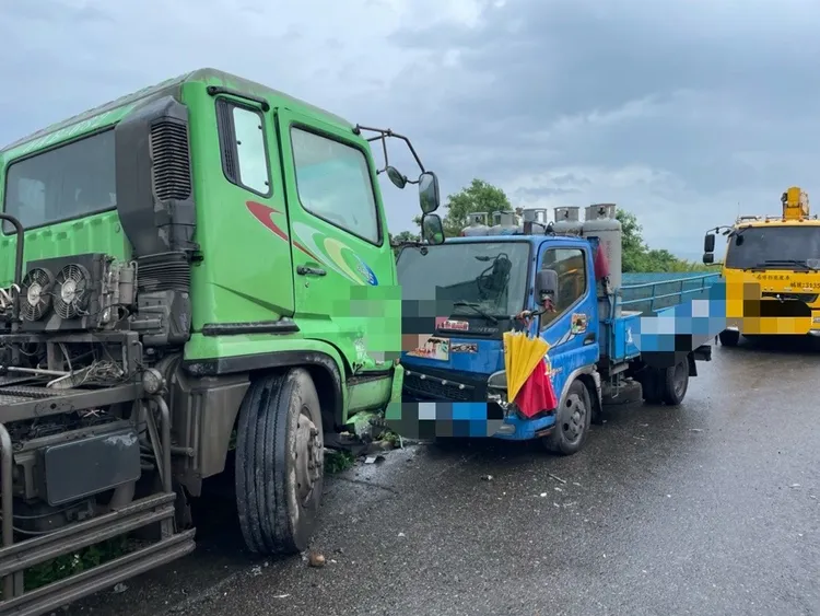 這起事故共有3輛大貨車及1輛小貨車追撞。民眾提供