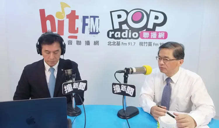 交通部長李孟諺（右）上廣播節目。翻攝YouTube