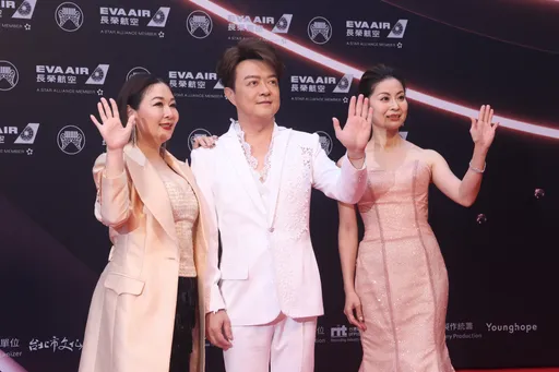 金曲紅毯|翁立友白馬王子配粉紅超跑 張秀卿爆乳秀16蹲撇懷孕