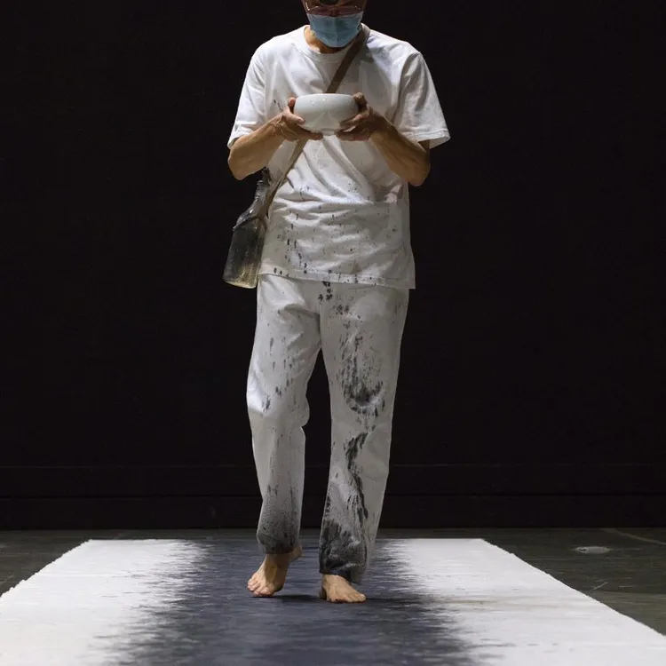 石晉華行為作品《墨行》。翻攝石晉華臉書