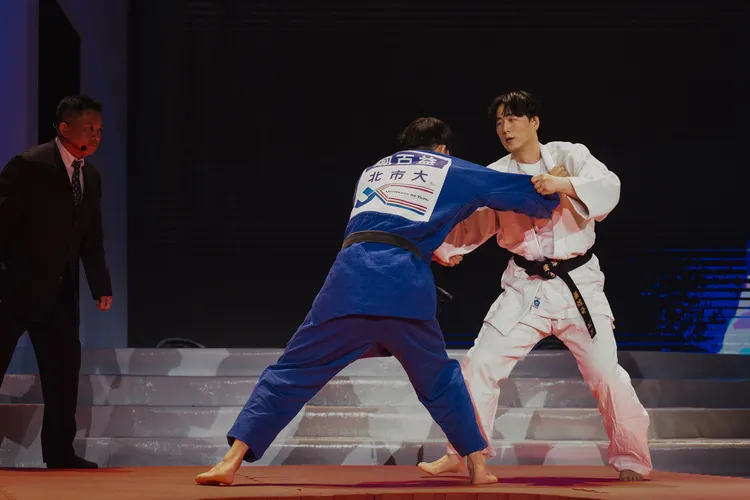 蕭煌奇在演唱會上演「柔道擂台」。華納音樂提供