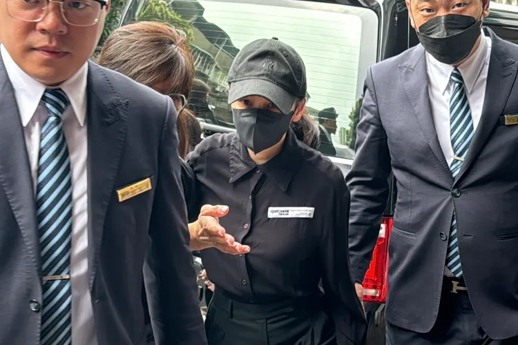 女神徐若瑄一身緊身黑襯衫，現身「寬姐」母親靈堂慰問。特勤中心攝