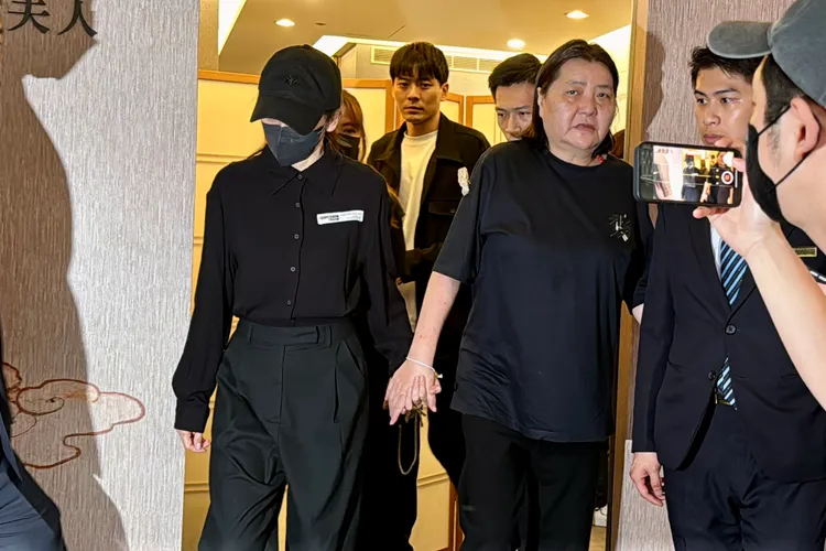 1個半小時後，邱瓈寬牽著徐若瑄的手步出母親靈堂。特勤中心攝