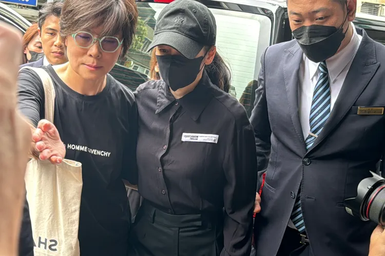 女神徐若瑄來了！全身黑包緊緊到靈堂致哀。特勤中心攝