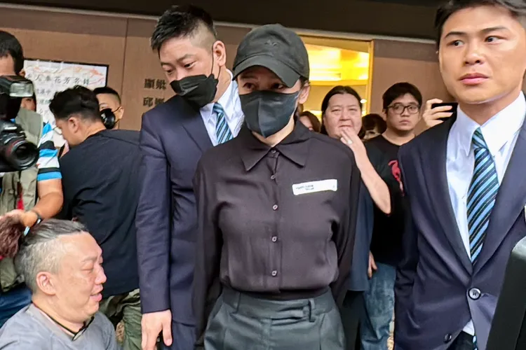 傍晚近6點，邱瓈寬送徐若瑄步出母親靈堂。特勤中心攝