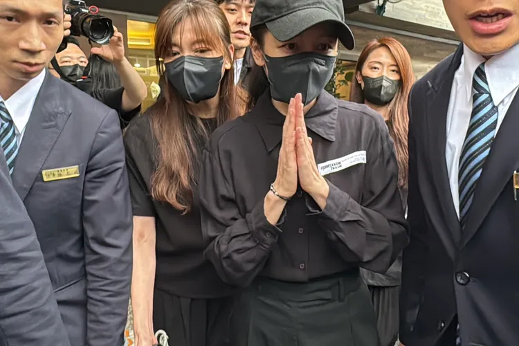 徐若瑄雙手合十表示，「寬姐照顧很多人，希望寬姐照顧好自己的身體。特勤中心攝