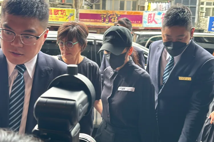 徐若瑄傍晚4點多，前來弔唁「寬姐」媽媽。特勤中心攝