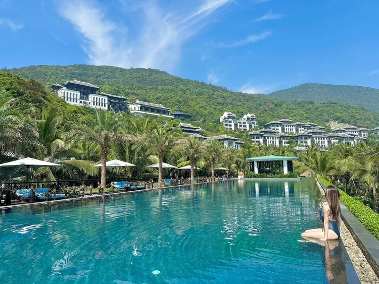 千元大禮包可使用於團體旅遊，可樂首推近期最夯、越南峴港奢華五星洲際5日遊。業者提供