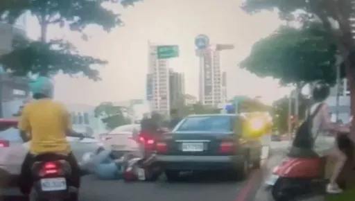 賠慘了!拖吊車鋼纜斷裂 「故障賓士滑落」輾壓女騎士
