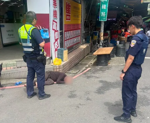 民眾酒醉趴臥街頭　八德警關懷助送醫