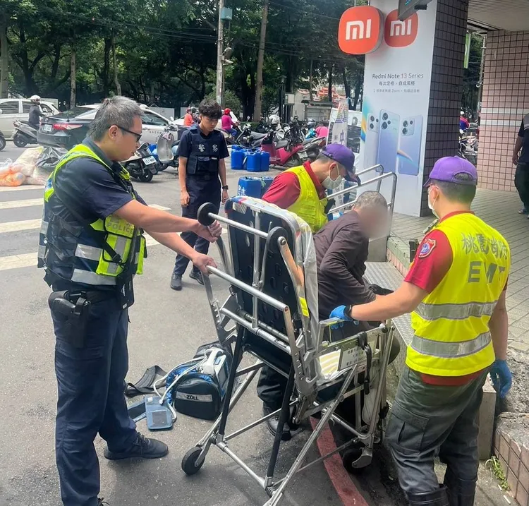 警方協助送醫。八德警分局提供