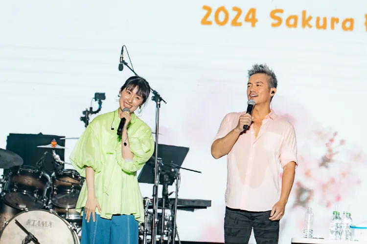 田中千繪（左）和范逸臣3月出席高雄櫻花季音樂節，一起演唱《海角七號》主題曲《國境之南》。資料照片