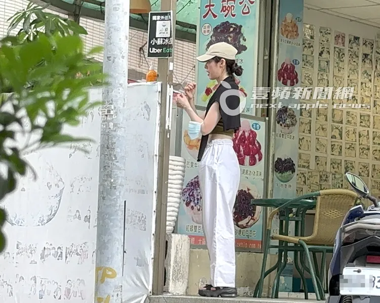 田中千繪洗好手，準備把隱形牙套拔下來用餐。特勤中心攝