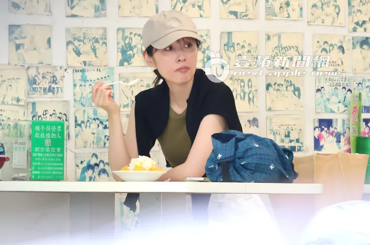 田中千繪採買完食物，走到巷子內的大碗公冰店消暑。特勤中心攝