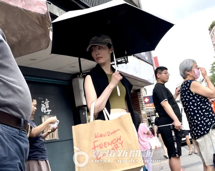 日籍藝人田中千繪獨自到東湖全聯福利中心採買食物。特勤中心攝