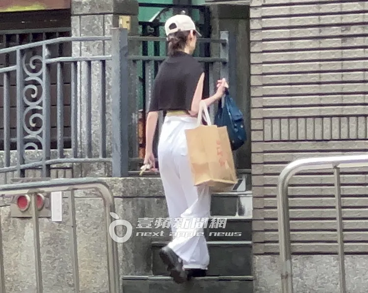 田中千繪外出2小時，享受Me Time，扛著2袋食物返回和范逸臣的愛巢。特勤中心攝
