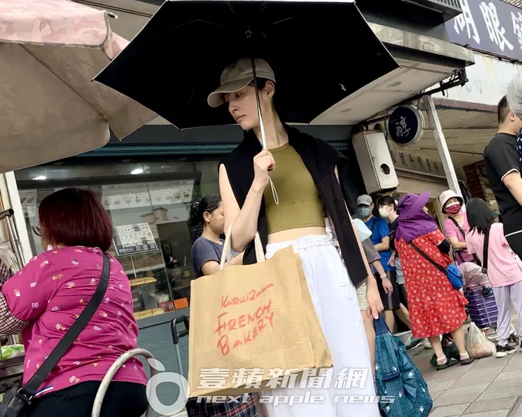 田中千繪到東湖全聯福利中心採買食物，提著2大袋戰利品。特勤中心攝