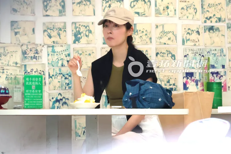田中千繪獨自享用冰品。特勤中心攝