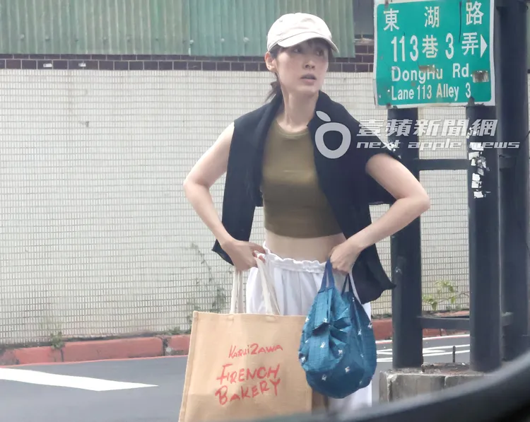 田中千繪拉好褲子，小露蠻腰繼續享受一個人的時光。特勤中心攝