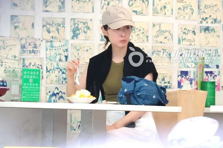 田中千繪採買完，獨自品嚐芒果雪花大碗公冰。特勤中心攝