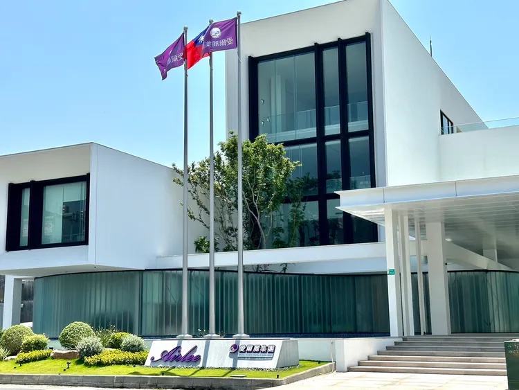 台南愛爾麗診所免費贊助英雄進行修護手術。讀者提供