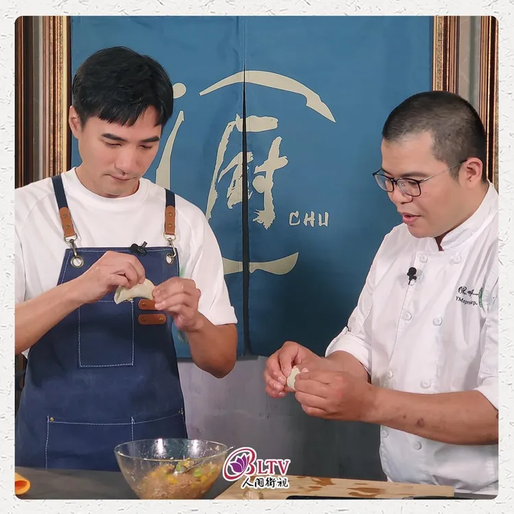 是元介（左）主持人間衛視蔬食節目《幸福食堂》。翻攝是元介臉書