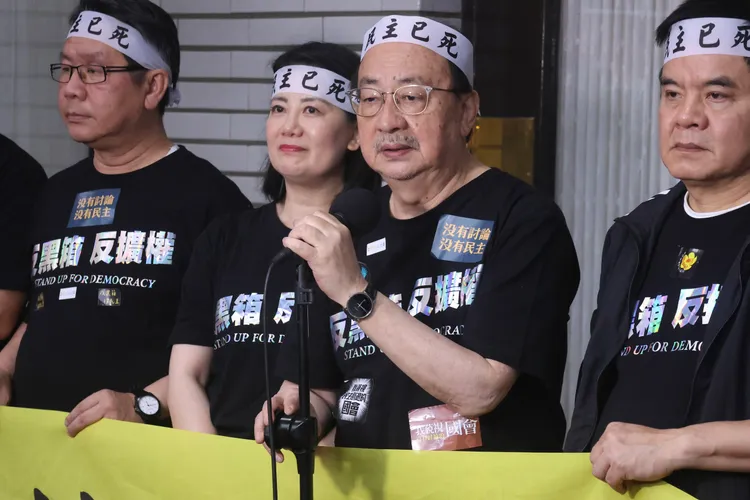 李艷秋看著柯建銘頭綁「民主已死」布條、頑強地以少數推翻多數，真的會讓人覺得台灣民主已死。。彭欣偉攝