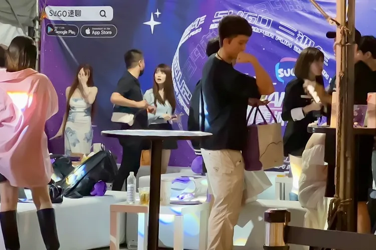 孫安佐在台北101水舞廣場前展現手臂肌肉。特勤中心攝