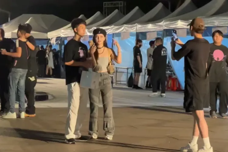 孫安佐在活動現場接受正妹的訪問。特勤中心攝