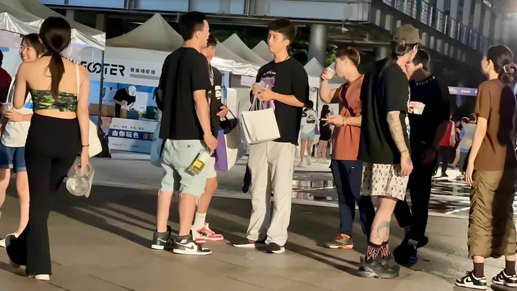 活動結束，孫安佐與友人道別準備離去。特勤中心攝