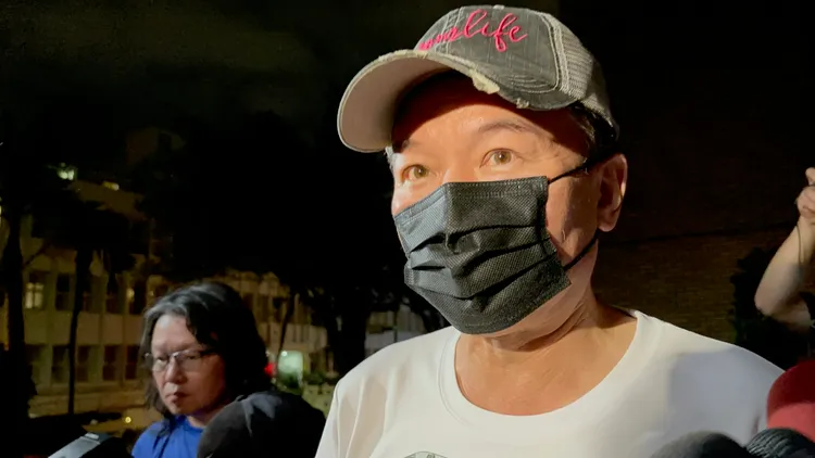 孫鵬19日深夜到北檢替兒子孫安佐辦理交保手續。陳建岐攝