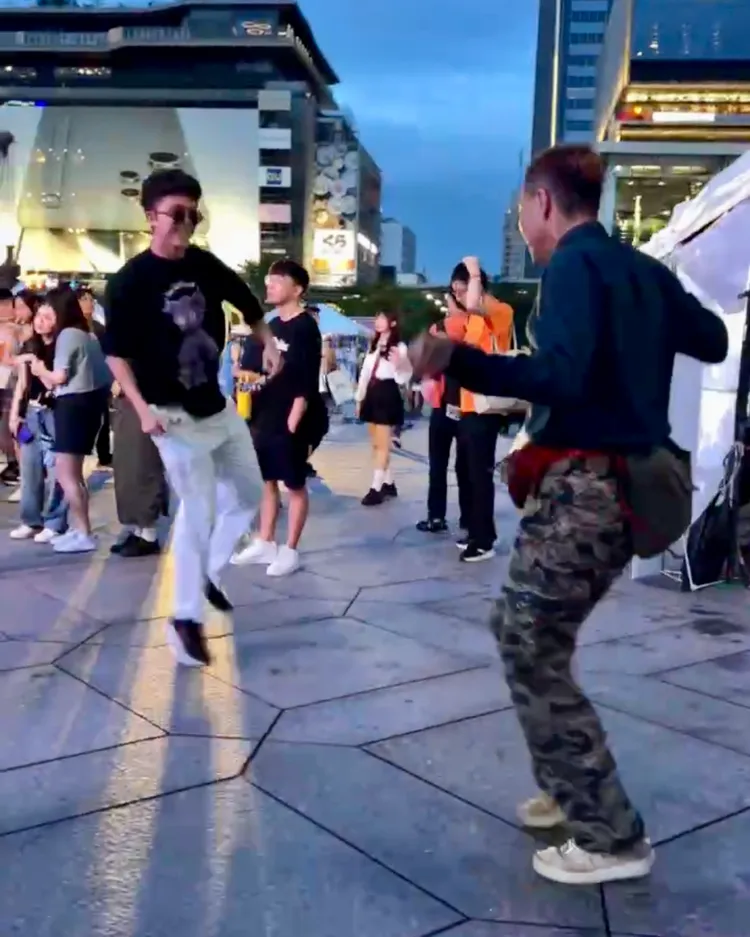 孫安佐（左）與民眾在台北101水舞廣場尬舞，大跳89社會搖舞。特勤中心攝