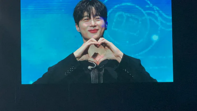 邊佑錫比出愛心寵粉。讀者提供