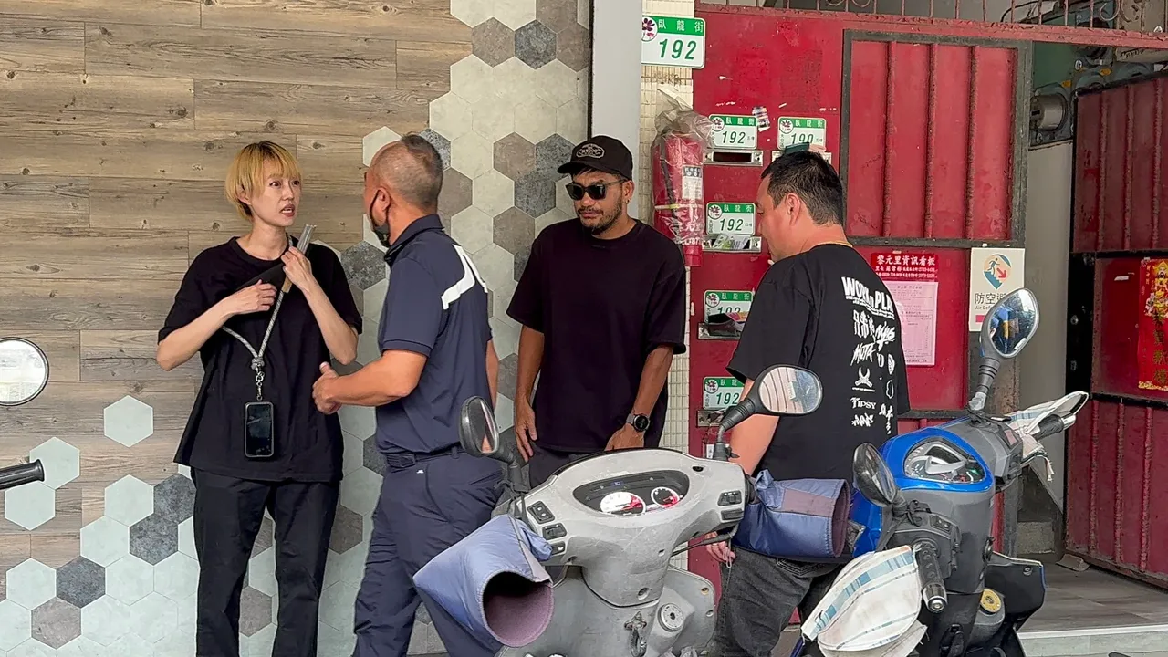 張震嶽（右二）赴寬姐母親靈堂致哀。特勤中心攝